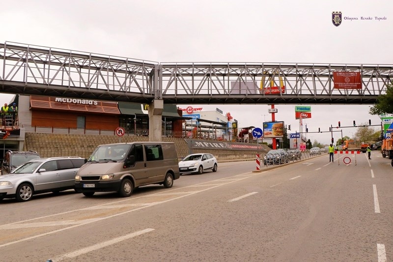 Монтирана е основата на пешеходния надлез над улица „Магистрална“, движението се възстановява предсрочно